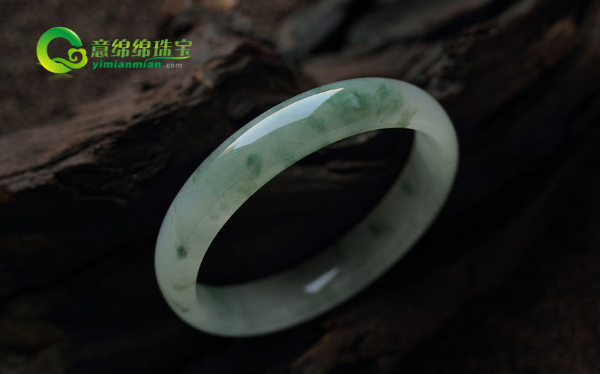 天生丽质时髦飘花翡翠手镯a货 碧绿欲滴似乎跳动的芳华般惹人爱恋  第2张