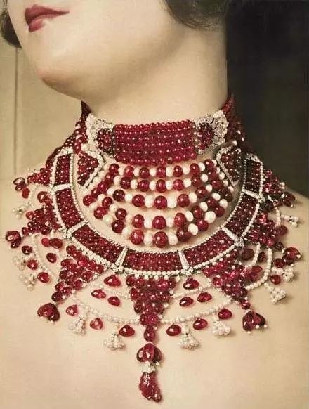 有着万年前史的项圈，跟着时刻而益发的多样化，有极大的鉴赏价值  第2张