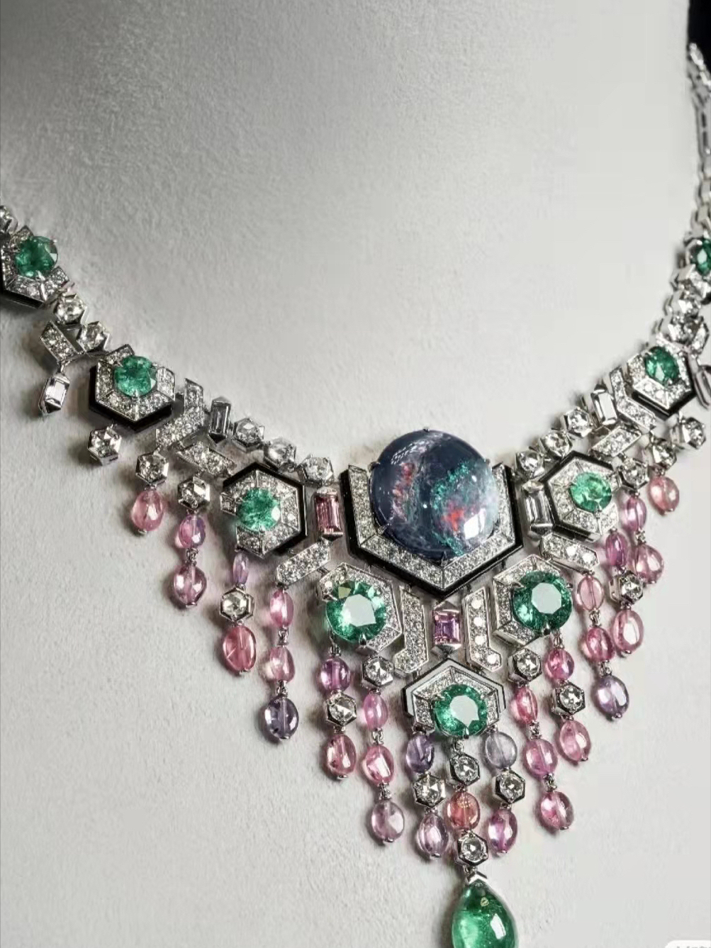 有着万年前史的项圈，跟着时刻而益发的多样化，有极大的鉴赏价值  第3张