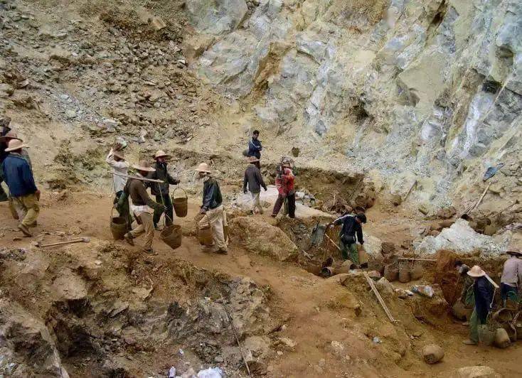 高端精品红蓝绿宝十分稀缺一颗难求  第2张