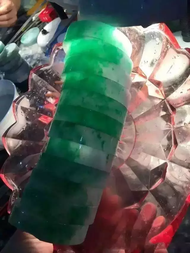 固执了我的哥！上千万的翡翠原石用来车珠子！够壕  第3张