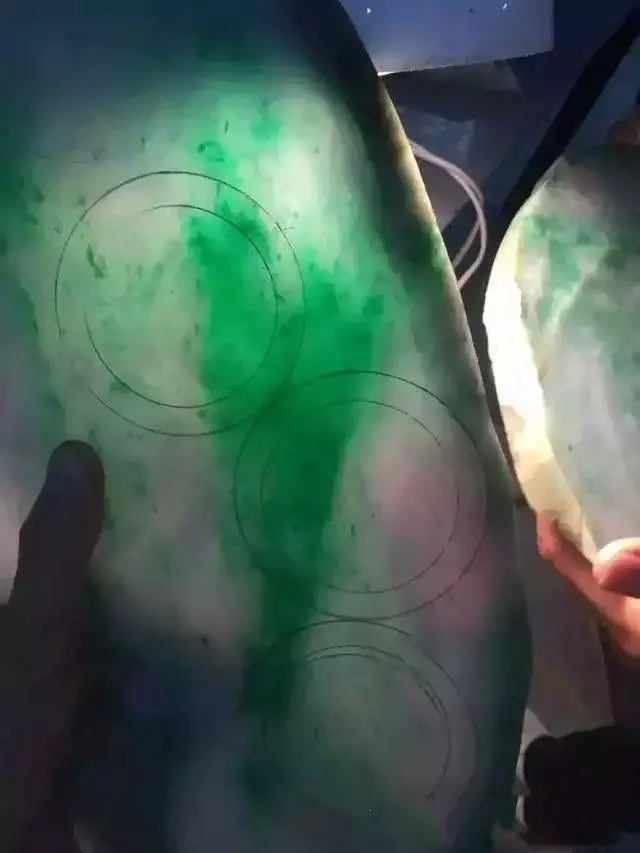 固执了我的哥！上千万的翡翠原石用来车珠子！够壕  第2张