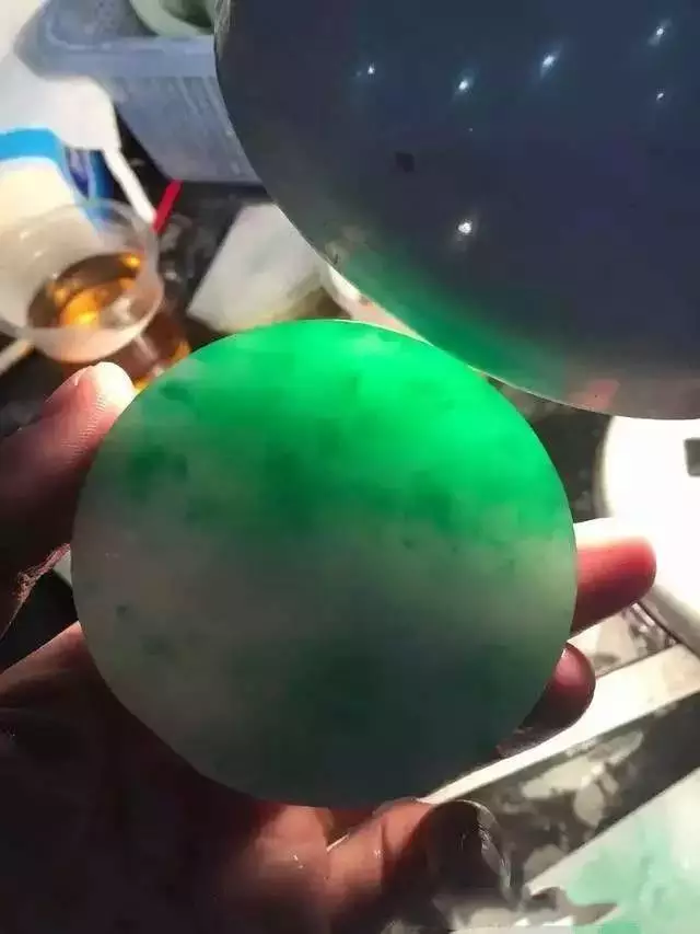 固执了我的哥！上千万的翡翠原石用来车珠子！够壕  第4张