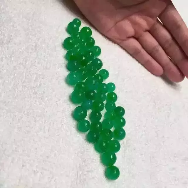 固执了我的哥！上千万的翡翠原石用来车珠子！够壕  第8张