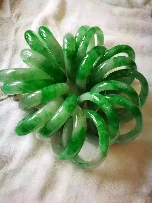 固执了我的哥！上千万的翡翠原石用来车珠子！够壕  第6张