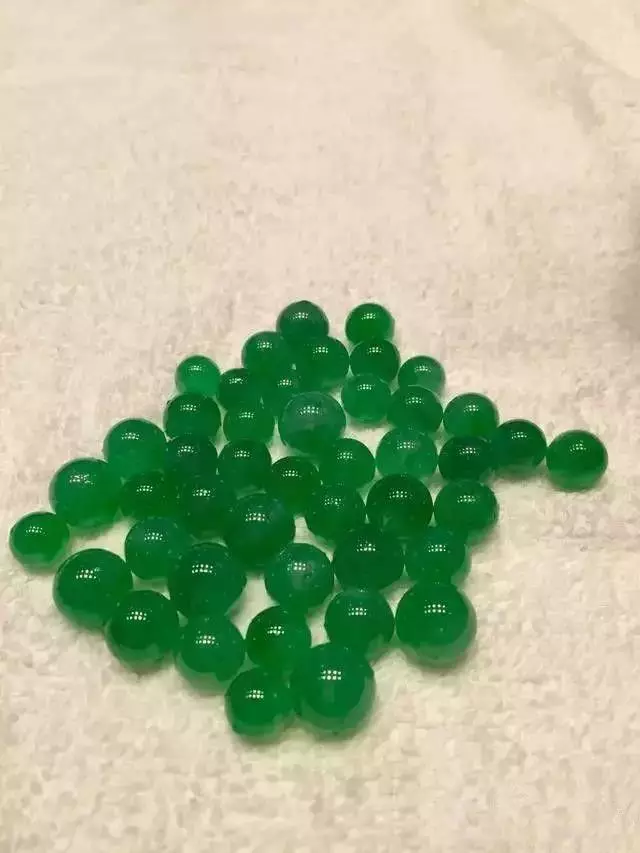 固执了我的哥！上千万的翡翠原石用来车珠子！够壕  第9张