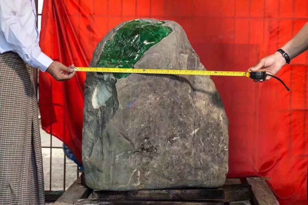 这块1吨翡翠原石，没切就5000万，专家评价5个亿？！  第1张