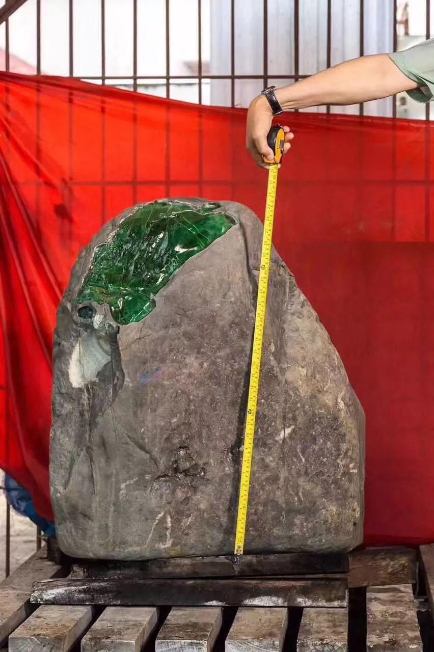 这块1吨翡翠原石，没切就5000万，专家评价5个亿？！  第2张