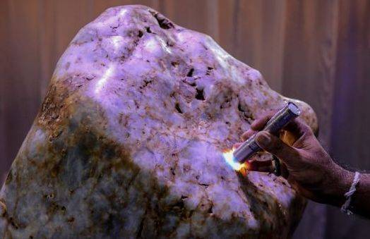 国际最大单体蓝宝石被发现，被命名为 "亚洲皇后"  第1张