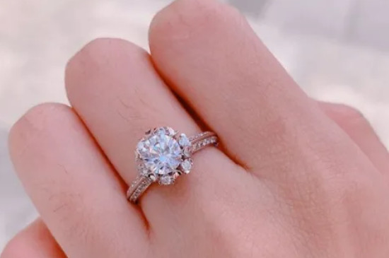 钻戒时间久了发黄是不是假的  第3张