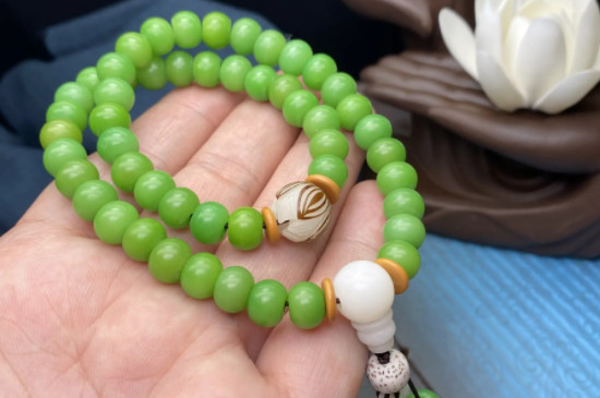 白玉菩提有绿色的吗  第2张