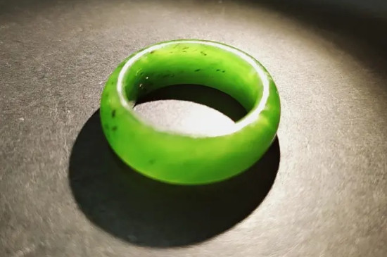 和田碧玉里面的黑点是什么  第2张