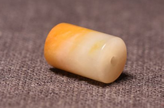 和田玉有黑点是好玉吗?  第2张