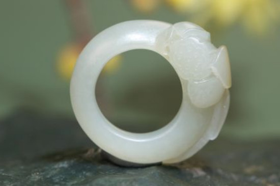 和田玉有黑点是好玉吗?  第3张