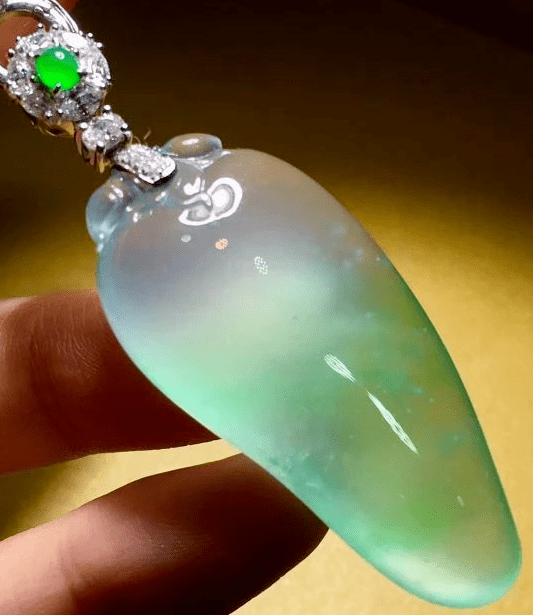 翡翠明料为什么非雕成“歪瓜裂枣”，雕刻师咋想的？  第2张