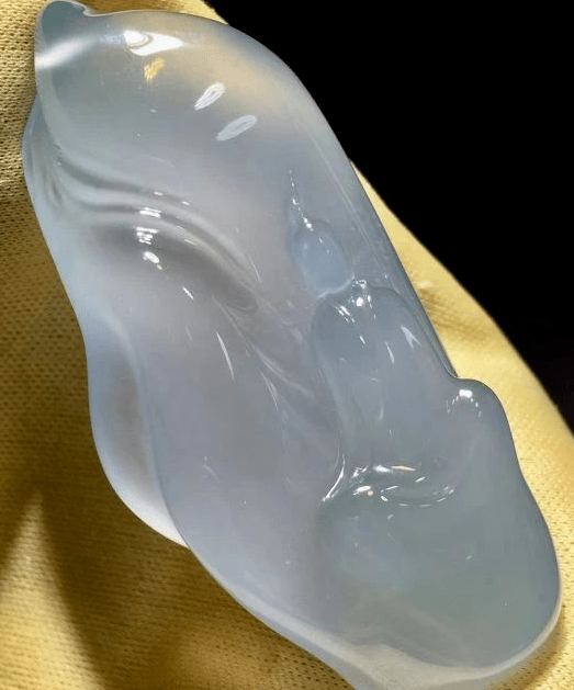 翡翠明料为什么非雕成“歪瓜裂枣”，雕刻师咋想的？  第3张