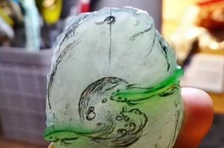 阳绿翡翠片料，巧用颜色雕刻如鱼得水牌子，价值翻了好几倍！  第1张
