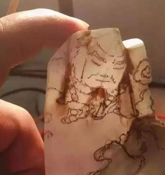 我是玉雕师，见证一件有裂翡翠边料被翡翠玉雕师傅“救活”的过程  第3张