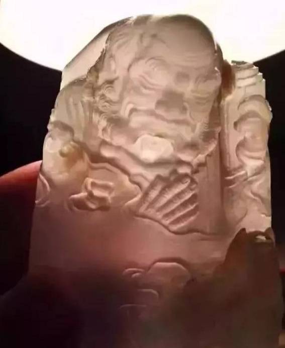 我是玉雕师，见证一件有裂翡翠边料被翡翠玉雕师傅“救活”的过程  第7张