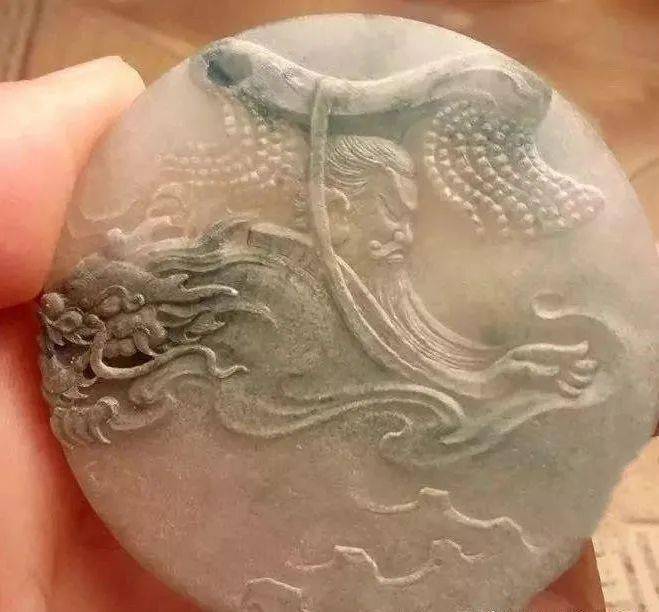 一块飘花的翡翠手镯芯，玉雕师巧夺天工，摇身一变雕刻出“秦始皇”！  第3张