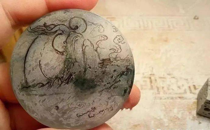 一块飘花的翡翠手镯芯，玉雕师巧夺天工，摇身一变雕刻出“秦始皇”！  第4张