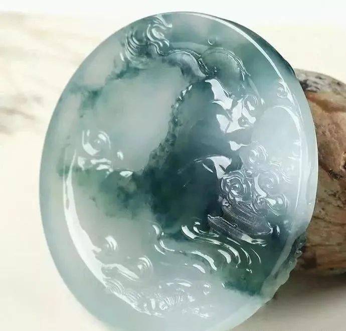 一块飘花的翡翠手镯芯，玉雕师巧夺天工，摇身一变雕刻出“秦始皇”！  第6张