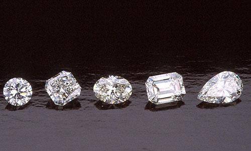 钻石一文不值?戴比尔斯掌控九成钻石市场  第1张