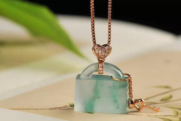 留白也是一种艺术，极简翡翠开始风靡市场  第2张