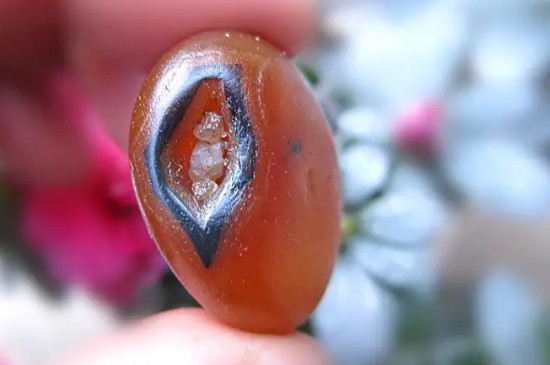 红玛瑙可以和黄金戴在一起吗?  第2张