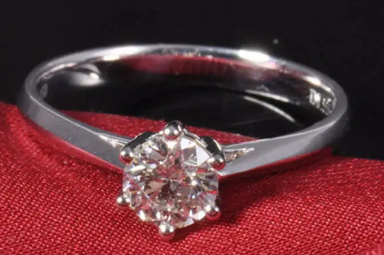 订婚戒指戴左手还是右手  第2张