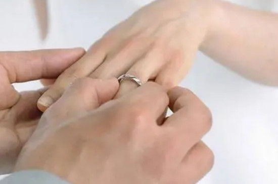 结婚戒指怎么戴男和女  第2张
