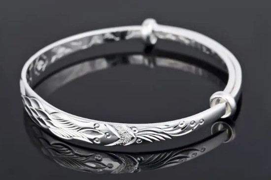 金银手镯可以一起戴在左手上吗  第3张