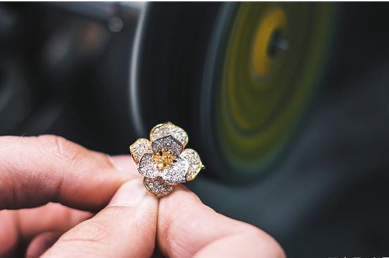 戒指戴在左手食指是什么意思  第2张