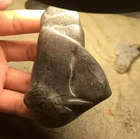 众人嫌弃的翡翠怪桩料，小伙大胆入手，成品出来后打脸！  第3张