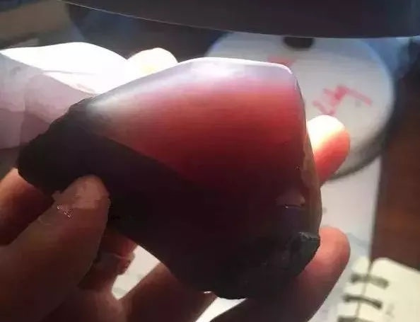 众人嫌弃的翡翠怪桩料，小伙大胆入手，成品出来后打脸！  第2张