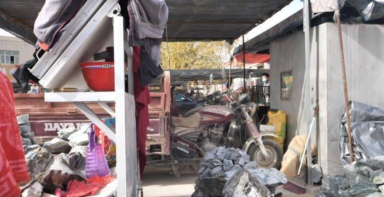 新疆一处玉石市场，原料玉石随意堆放，售卖方式更加豪横  第4张