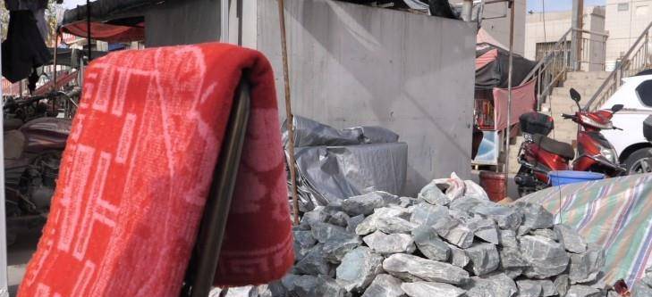 新疆一处玉石市场，原料玉石随意堆放，售卖方式更加豪横  第3张