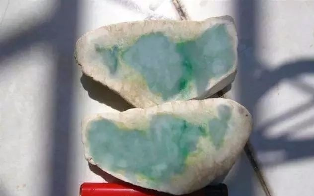小哥夜市里淘的翡翠原石，成品雕刻出可爱化身的“胡巴”！  第3张