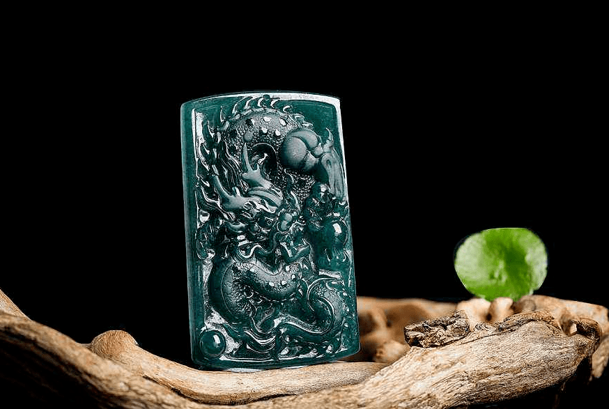 满工和留白风格大不相同，哪种玉雕更受欢迎？  第4张