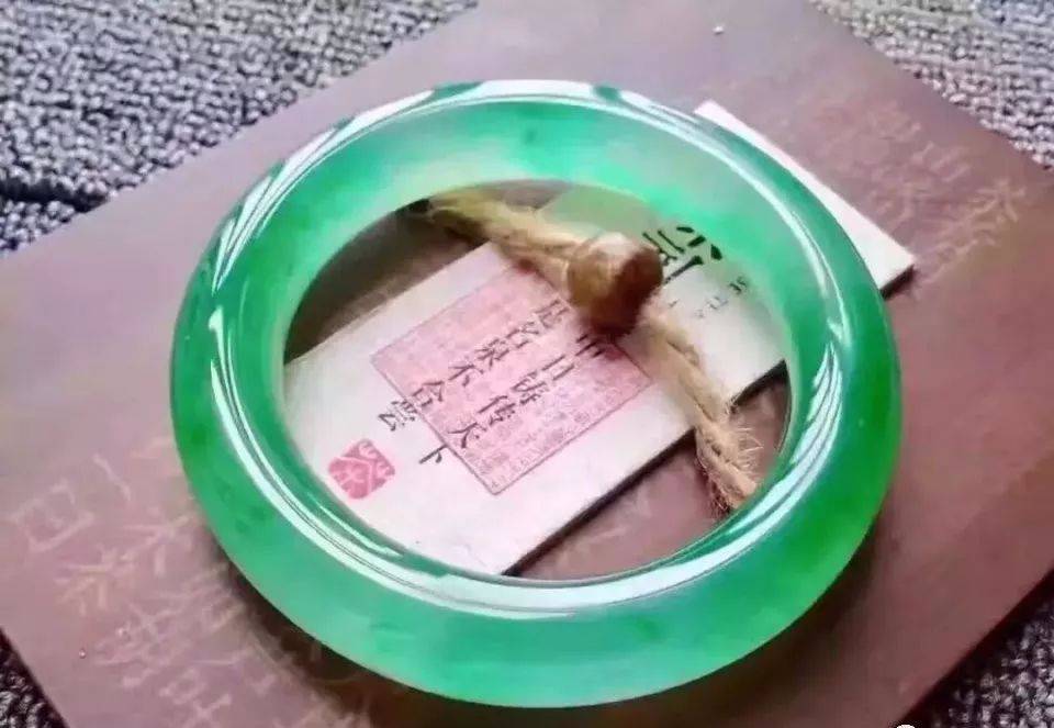 素颜和雕花翡翠，你更喜欢哪一个？  第2张