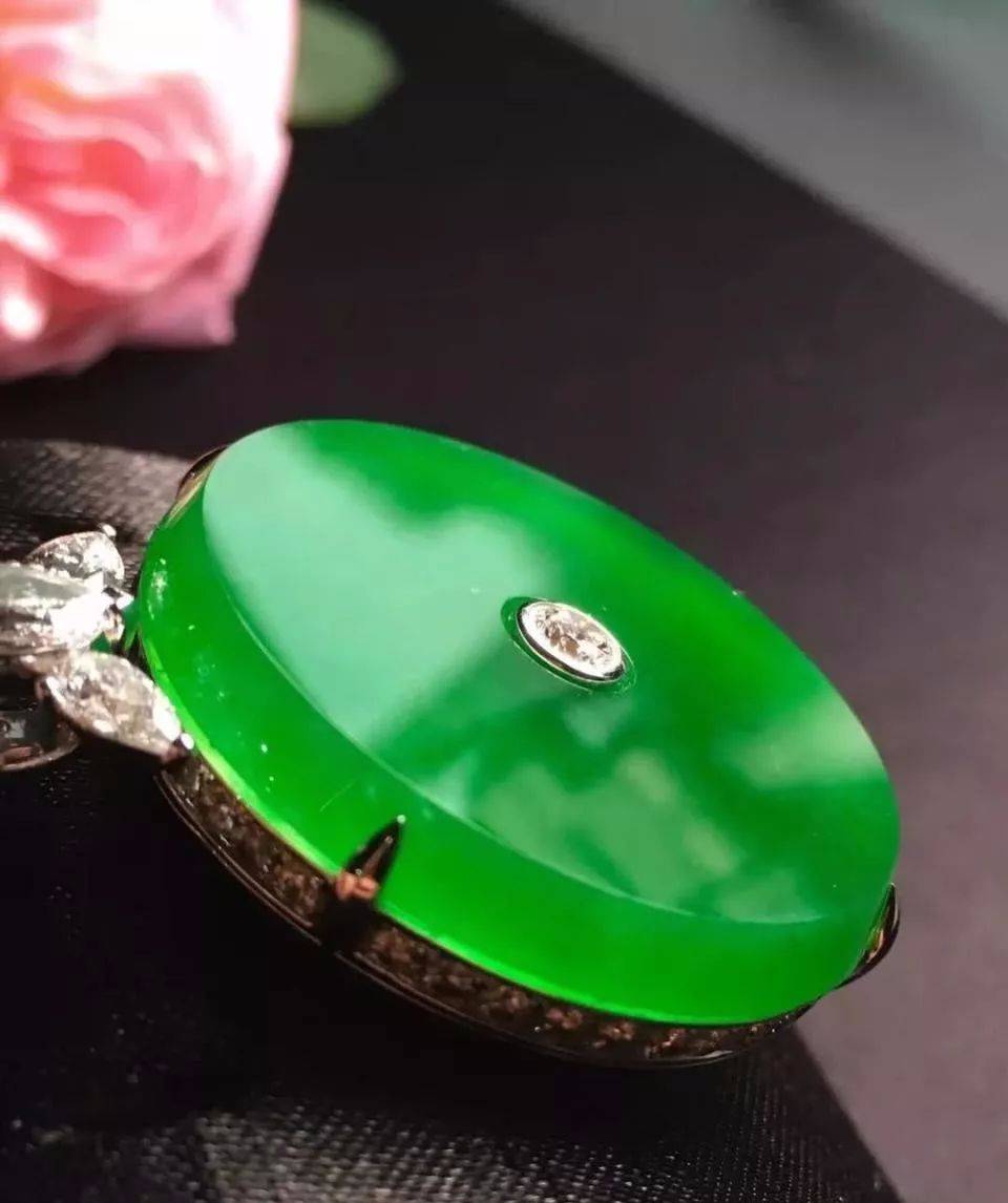 素颜和雕花翡翠，你更喜欢哪一个？  第4张