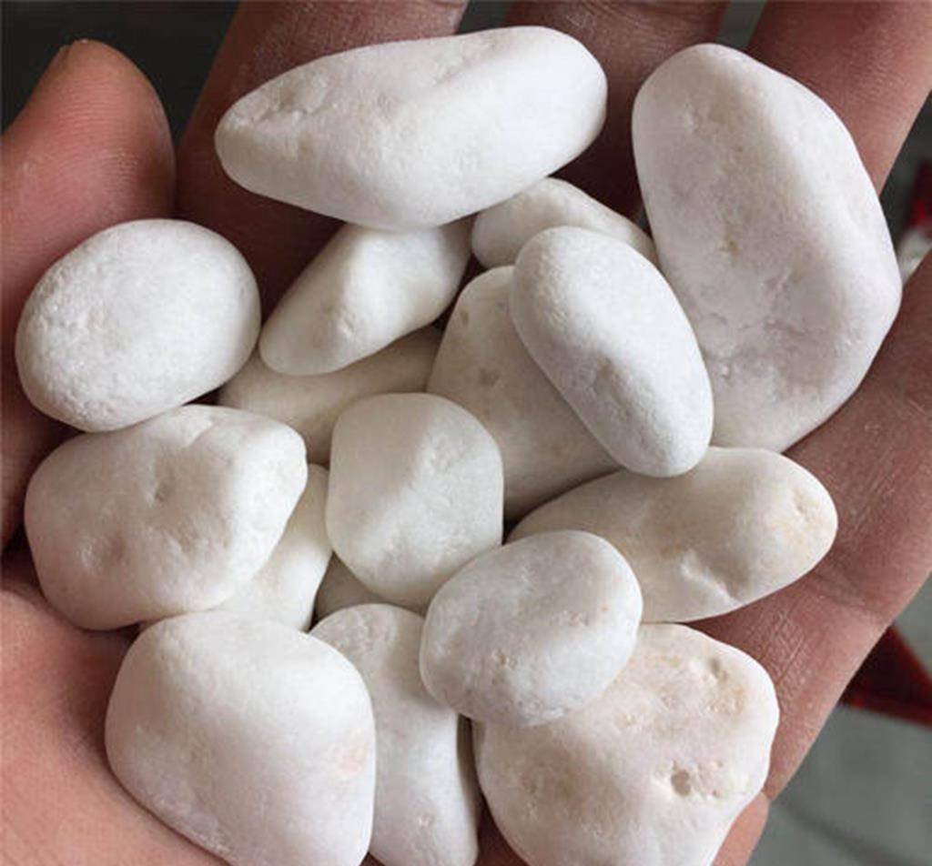 玉石和普通石头有何区别，河滩上那些看似漂亮的白石头会不会是玉石？  第2张