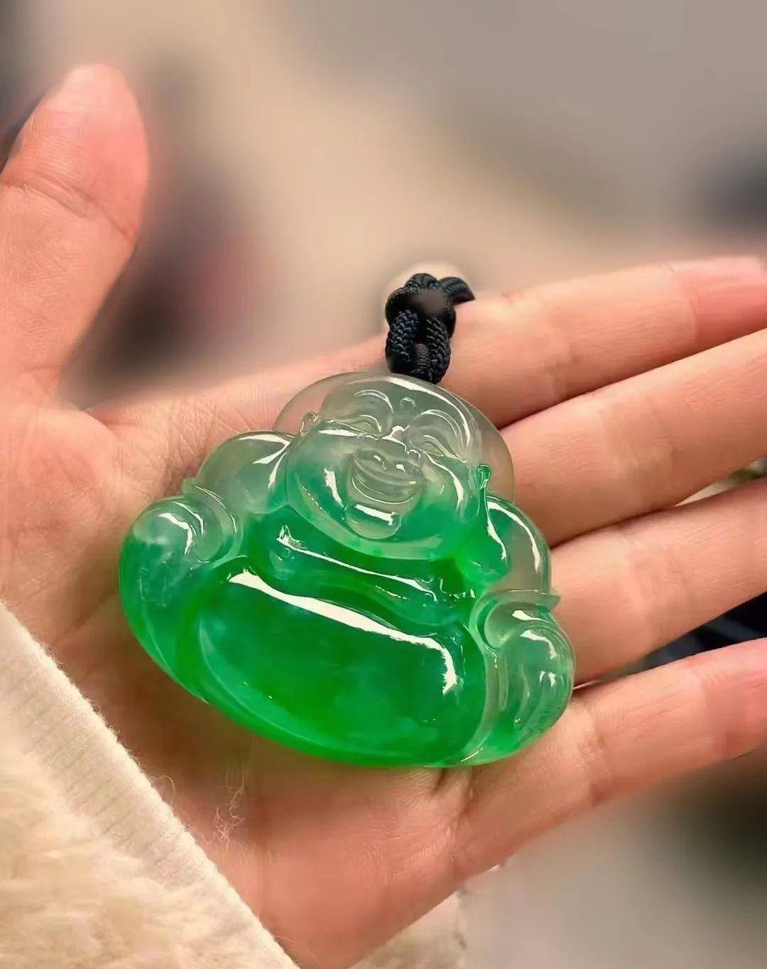 这类冰种翡翠带绿，价格堪比钻石……  第4张