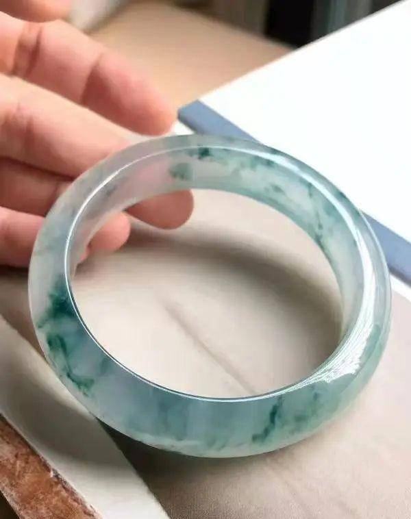 这类冰种翡翠带绿，价格堪比钻石……  第2张