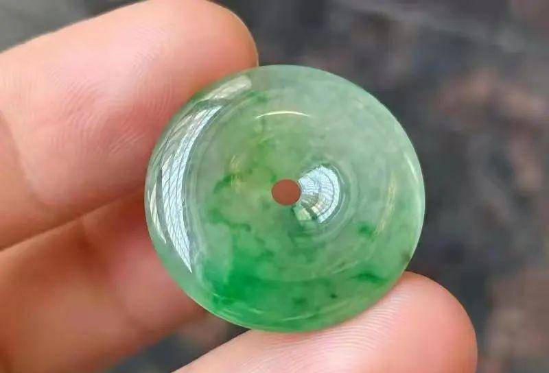 这类冰种翡翠带绿，价格堪比钻石……  第3张