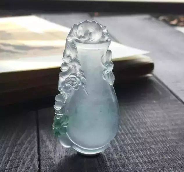 高冰种的翡翠片料，独特花瓶直击雕刻过程  第8张