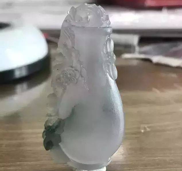 高冰种的翡翠片料，独特花瓶直击雕刻过程  第6张